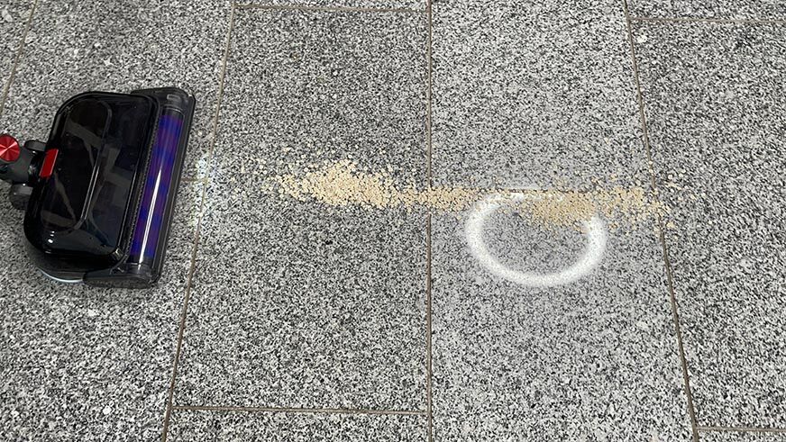 Vor dem Saugen und Wischen der Haferflocken, mit dem Ancocs Wischaufsatz 